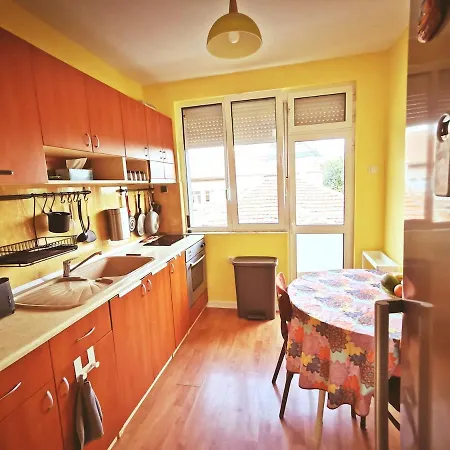 Apartament Entire Floor W Multiple Bedrooms 2 Baths Kitchen Center *